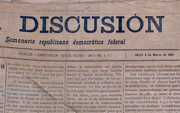 Ein gelblicher, leicht zerknitterter Zeitungsausschnitt mit der schwarzen Aufschrift "Diskussion", der die Schlagzeile "Semanario Repúblicano Democrático Federal" trägt.