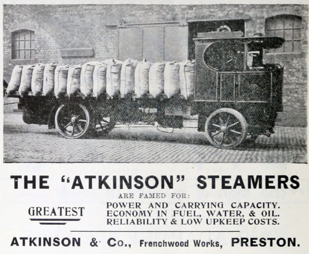 Anzeige für Atkinson-Dampfwagen, die ein Fahrzeug auf einer Straße mit Gepäck, ein Gebäude im Hintergrund und den Text "Atkinson-Dampfwagen - Die größte Leistung und Tragfähigkeit" unten zeigen.
