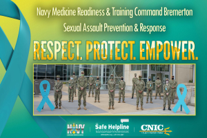 Ein Plakat mit einer Gruppe uniformierter Personen vor einem Gebäude, auf dem steht: "Navy Medicine Readiness & Training Command Bremerton: Sexual Assault Prevention & Response - Respect, Protect, Empower".