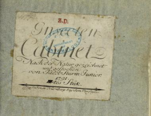 Ein altes Buch namens 'Z.D. Nürnberg, Deutschland, 1791' mit einem Stempel, der die erste Auflage anzeigt, mit handgeschriebenem Text auf seinen Seiten.