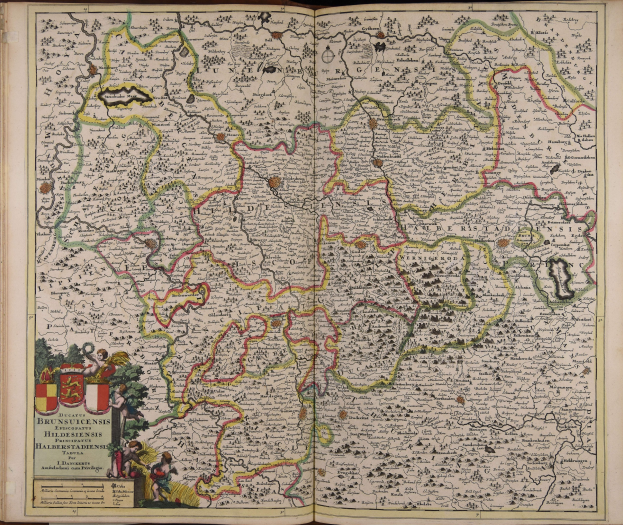 Ein aufgeschlagenes Buch mit einer detaillierten Deutschlandkarte, die geografische Merkmale wie Flüsse, Berge und Städte zeigt, sowie begleitenden Text.