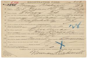 Ein alter Ausweis mit einem blauen Kreuz, wahrscheinlich eine Geburtsurkunde für eine Frau, ausgefüllt mit persönlichen Informationen wie Name und Geburtsdatum.