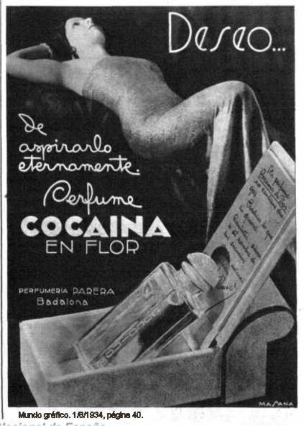 Schwarz-weiß-Foto einer Frau in einem weißen Kleid mit einem Dutt, die auf einem Tisch liegt neben einer Parfümflasche mit der Aufschrift "Cocaina en Flop."