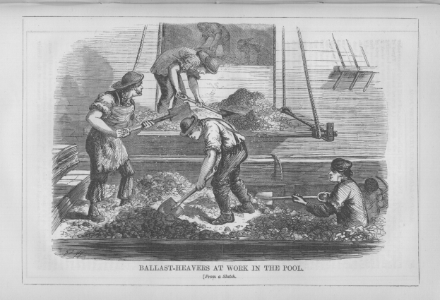 Schwarzes und weiße Bild von Menschen in einem Pool, einige halten Schaufeln, mit Text unten: "Ballast-Heavens bei der Arbeit im Pool".