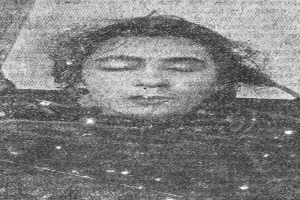 Ein Schwarz-Weiß-Foto einer Frau mit geschlossenen Augen mit dem Text "Erste Frau bei einem Autounfall getötet" unten.