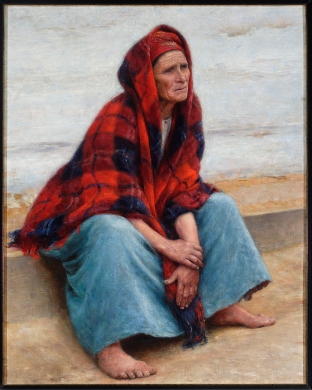 Eine alte Frau sitzt am Strand bei Sonnenuntergang, trägt ein helles Kleid und hat ihr Haar zu einem Dutt gebunden, die Augen geschlossen und die Hände auf dem Schoß, alles innerhalb eines Foto Rahmens.