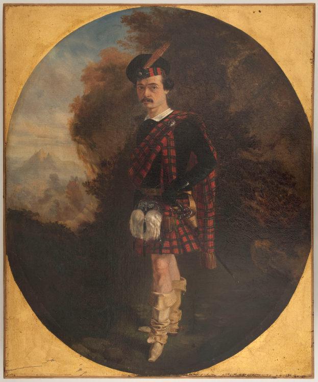 Ein Mann in traditioneller schottischer Kleidung, einschließlich eines roten und schwarzen Tartan-Kilts, weißem Hemd und schwarzem Gürtel, steht mit ernster Miene vor einem Hintergrund aus Bäumen und Himmel.