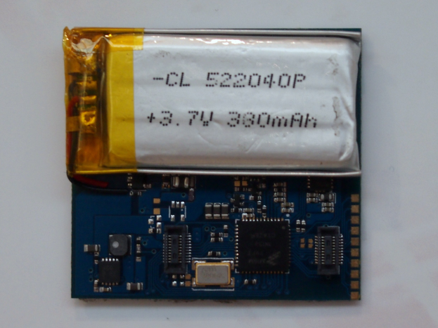 Nahaufnahme einer Handy-Batterie mit gedrucktem Text auf einer Leiterplatte über einer weißen Oberfläche.