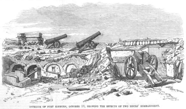 Eine Schwarz-Weiss-Zeichnung der Burg Kinburn in einem Feld, mit Kanonen und Trümmern drumherum, die Schäden durch eine Bombardierung zeigen, mit Text unten lesend "Innenraum der Burg Kinburn, 18. Oktober, zeigt die Auswirkungen von zwei Stunden Bombardement."