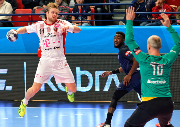 Gruppe von Männern, die Handball auf einem Court während des Futsal-Weltmeisterschaftsspiels 2019 zwischen Bayern München und Paris Saint-Germain spielen, mit Zuschauern im Hintergrund.