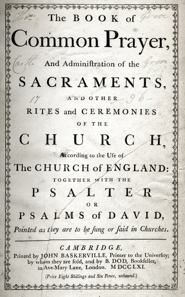Ein altes Buch mit dem Titel "The Book of Common Prayer and Administration of the Sacraments, Rites and Ceremonies of the Church of England" liegt aufgeschlagen da und zeigt eine Seite mit schwarzem Text.