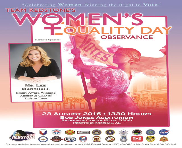 Plakat für den Women's Equality Day der Team Redstone mit einer Frau, die eine Fahne mit dem Text "Women's Equality" hält, Logos und Veranstaltungseinzelheiten unten.