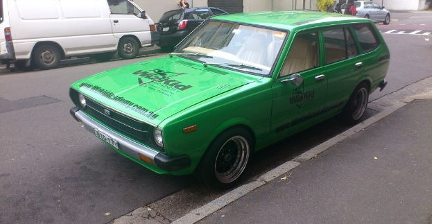 Eine Person in der Nähe von Fahrzeugen auf der Straße.