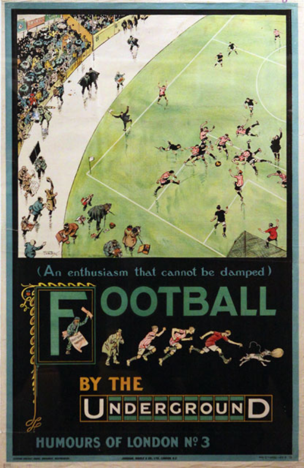 Ein Plakat an einer Wand, das eine Gruppe von Menschen beim Fußballspielen in einem Stadion zeigt, mit dem Text "Fußball von der Untergrundbahn - Humor von London Nr. 3" oben.