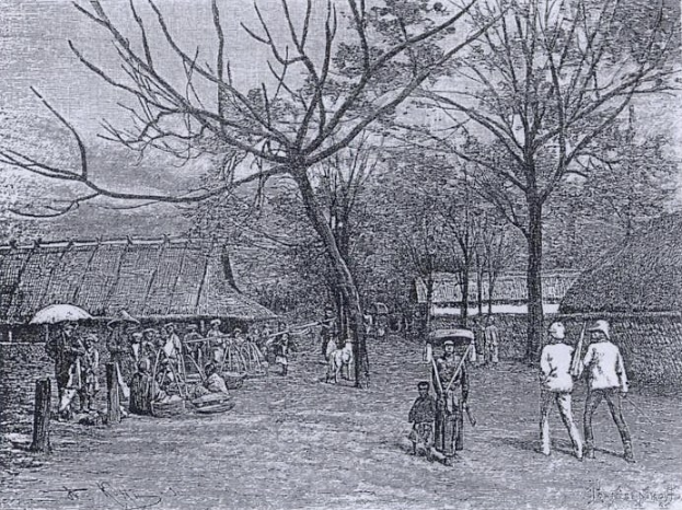 Schwarze und weiße Zeichnung von Menschen in traditioneller Kleidung, die eine Dorfstraße in den frühen 1900er Jahren entlanggehen, mit Bäumen und Hütten im Hintergrund und einigen mit Schirmen.