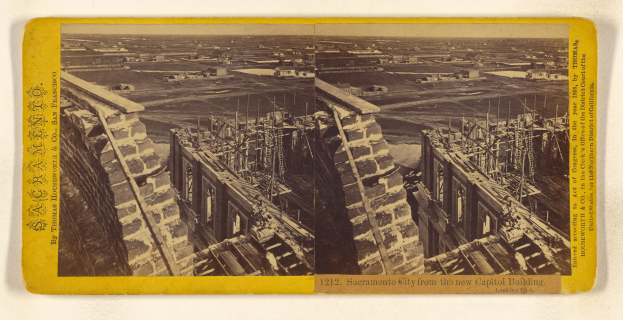 Schwarz-weiß-Foto eines Gebäudes im Bau mit verstreuten Werkzeugen und Materialien, das neben einer Collage aus zwei Bildern und Text auf einer weißen Oberfläche angezeigt wird.