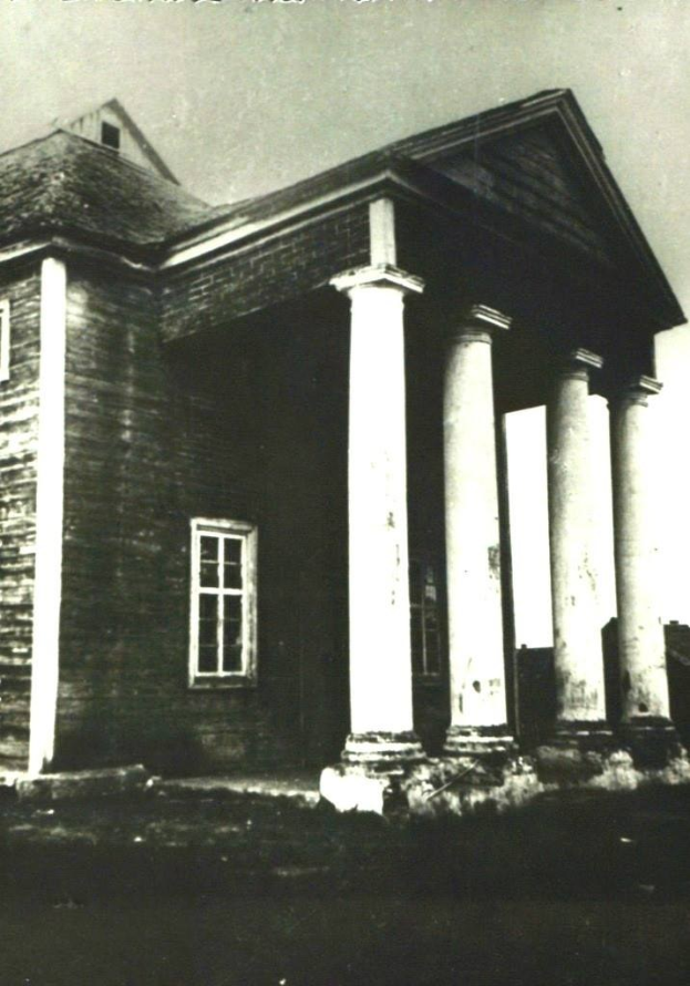Schwarzes und weißes Foto eines alten Gebäudes mit dem Text "Lutherische Kirche"