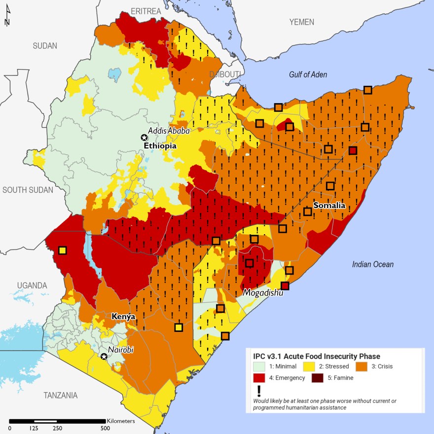 Eine Karte von Afrika mit farblich kodierten Ländern, um verschiedene Grade der Nahrungsunsicherheit anzuzeigen, begleitet von erklärendem Text.