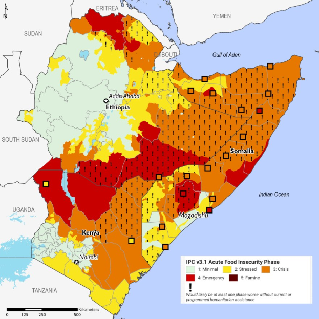 Eine Karte von Afrika mit farblich kodierten Ländern, um verschiedene Grade der Nahrungsunsicherheit anzuzeigen, begleitet von erklärendem Text.
