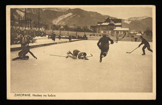 Ein altes Schwarz-Weiß-Foto von Menschen, die Hockey auf einem Eisstadion spielen, umgeben von Gebäuden, Bäumen, Pfählen und Bergen im Hintergrund, mit Text unten auf dem Bild.