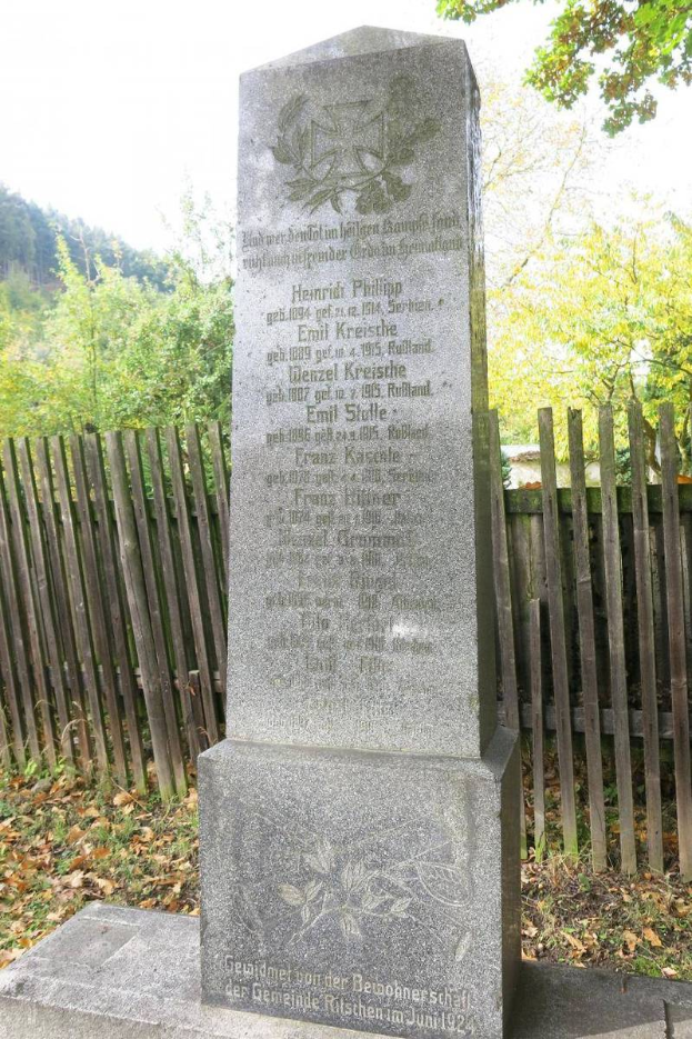 Ein Denkmal in einem Friedhof, das deutschen Soldaten gewidmet ist, die im Zweiten Weltkrieg starben.