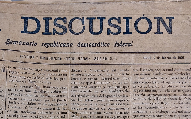 Gelblicher Zeitungsausschnitt mit schwarzer Tinte, überschrift "Semanario Repúblicano Democrático Federal", Wort "Diskussion" sichtbar, leicht zerknittert mit Anzeichen von ├Âfterer Benutzung.