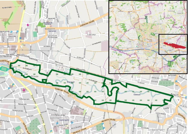 Karte einer Stadt mit einer grünen Linie, die die Route einer Fahrradtour anzeigt, unterteilt in zwei Abschnitte, die Straßen, Sehenswürdigkeiten und Fahrraddetails wie Start, Ziel, Dauer und Sehenswürdigkeiten zeigen.