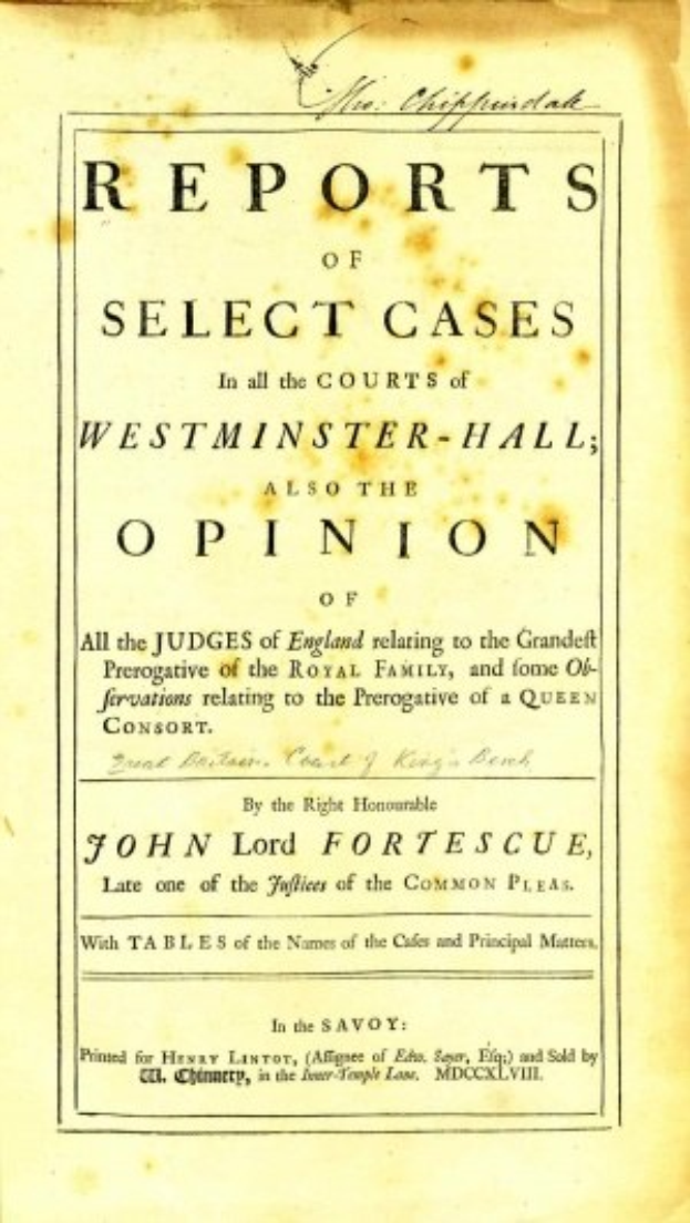 Altes Buch mit dem Titel "Berichte über ausgew├Ąhlte F├Ąlle vor den Gerichten von Westminster-Hall sowie die Meinung von John Lord Fortescue" aufgeschlagen auf einer Seite mit schwarzer Tinte.
