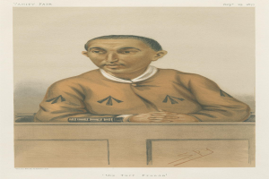 Ein Mann in weißem Hemd und dunkler Hose sitzt an einem Tisch und schaut ernst, mit dem Text "Die Rasenbetrügereien" unten auf dem Bild.