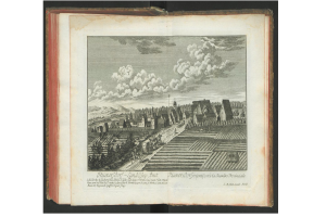 Ein offenes Buch mit dem Titel "Landschaft des Rhein-Wesfalens" veröffentlicht im Jahr 1805, das eine Zeichnung eines Dorfes mit Häusern, Bäumen, Hügeln und Wolken am Himmel zeigt.