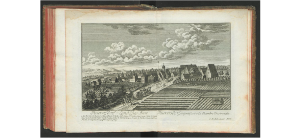 Ein offenes Buch mit dem Titel "Landschaft des Rhein-Wesfalens" veröffentlicht im Jahr 1805, das eine Zeichnung eines Dorfes mit Häusern, Bäumen, Hügeln und Wolken am Himmel zeigt.