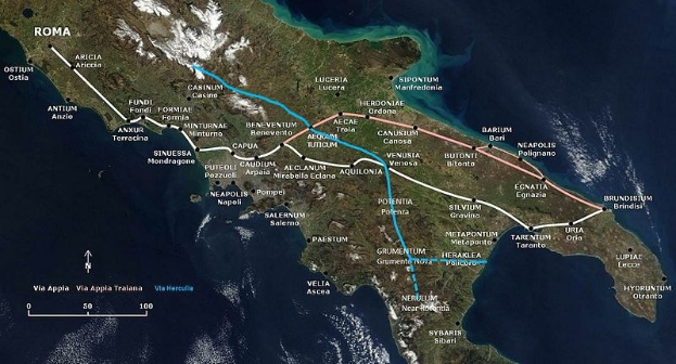 Blaue Linie auf einer Karte von Italien, die eine kreisförmige Zugroute von und nach Rom anzeigt, mit Etiketten für Städte und Orte entlang des Weges.