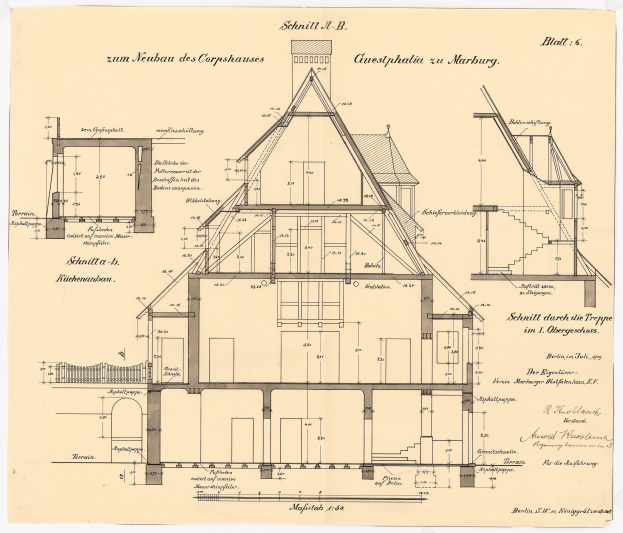 Schwarzes und weißes Architekturzeichnung eines Hauses mit zahlreichen Fenstern und einem geneigten Dach, beschriftet als das erste Haus in Deutschland, begleitet von detaillierten Strukturplänen und Text.