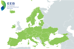 Eine Europakarte mit dem Logo des European Environmental Bureau in der linken oberen Ecke, die in verschiedenen Grüntönen schattiert ist, um EU-Regionen anzuzeigen.
