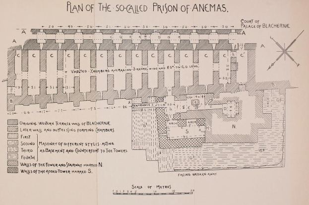 Ausführlicher architektonischer Plan der Anemas-Gefängnis, der Räume, Korridore, Fenster, Türen und strukturelle Anmerkungen auf Papier zeigt.