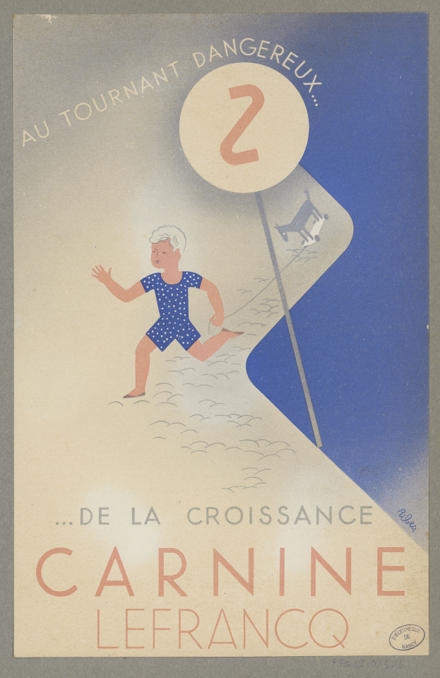 Eine Person in einem hellgelben Kleid lächelt in der Mitte eines Karnevalsplakats, umgeben von fetter schwarzer Schrift, die "Karneval" lautet.