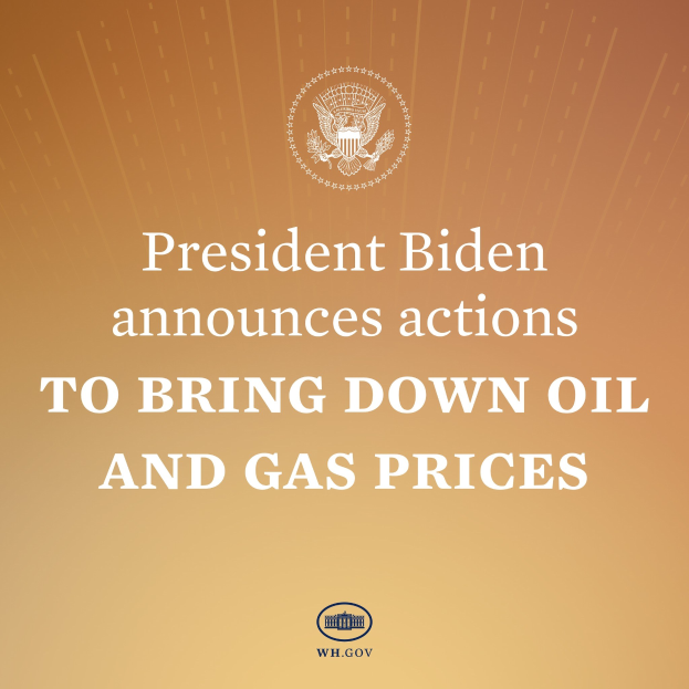 Präsident Biden an einem Rednerpult mit einem Plakat, das ein Logo und Text über Maßnahmen zur Verringerung von Öl- und Gaspreisen zeigt.