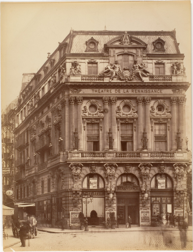 Altes Foto des Théâtre de la Renaissance in Paris mit seiner prunkvollen Fassade mit Fenstern, Säulen, Bögen und Skulpturen, mit einigen Menschen und Fahrzeugen davor und dem Himmel im Hintergrund.