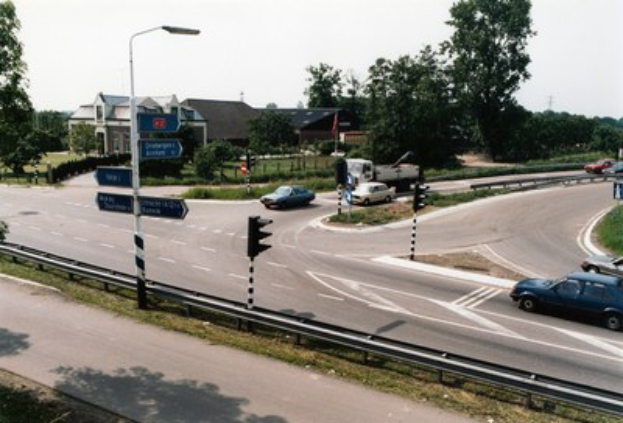 POL-REK: 250828-2: Fahrer verliert Kontrolle im Kreisel nach angeblicher Rennerei