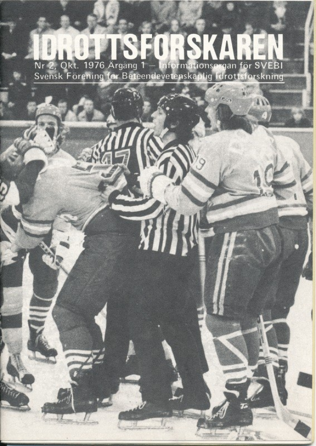 Schwarzes und weißes Foto einer Gruppe von Menschen in Helmen und Eislaufschuhen, die auf einer Eisbahn kämpfen, mit Zuschauern auf den Stufen im Hintergrund und Text oben.