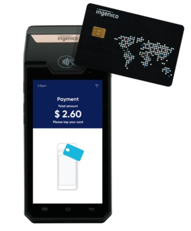 Mobiltelefon mit einer Ingenico-Mobilzahlungs-Schnittstelle neben einer Kreditkarte.