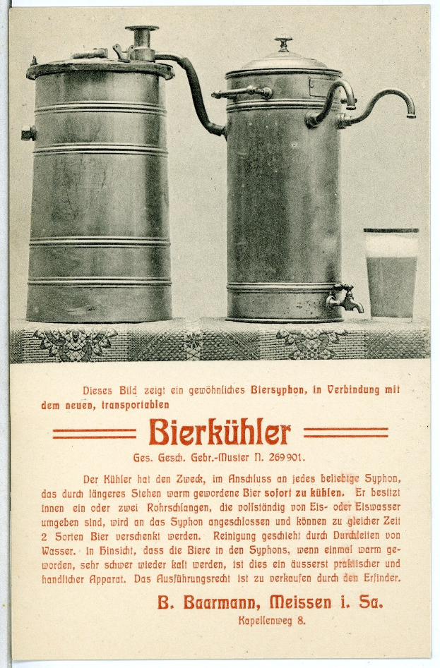 Alte Werbeplakatabbildung mit einem Bierhumpen, zwei Metallbehältern und einem Glas Bier mit Textbeschreibung des Produkts.
