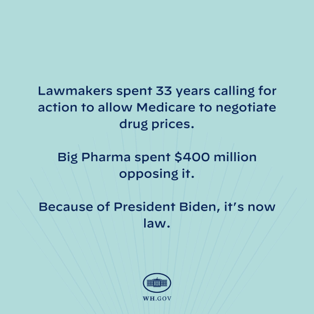 Ein blauer Hintergrund mit fetter weißer Schrift, die "Lawmakers Spent 33 Years Calling for Action to Allow Medicare to Negotiate Drug Prices" besagt, und ein Logo unten.