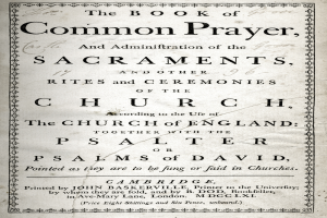 Ein altes Buch mit dem Titel "The Book of Common Prayer and Administration of the Sacraments, Rites and Ceremonies of the Church of England" liegt aufgeschlagen da und zeigt eine Seite mit schwarzem Text.