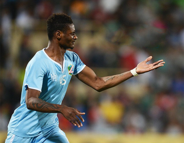 Ein Fußballspieler in einem blauen Trikot feiert nach einem Tor mit ausgestreckten Armen