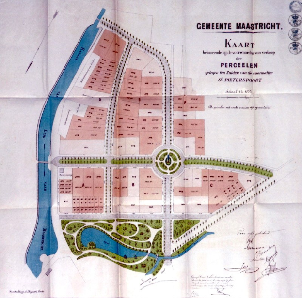 Ein detaillierter Stadtplan auf Papier mit beschrifteten Straßen, Gebäuden und Sehenswürdigkeiten, begleitet von zusätzlichen Textinformationen.