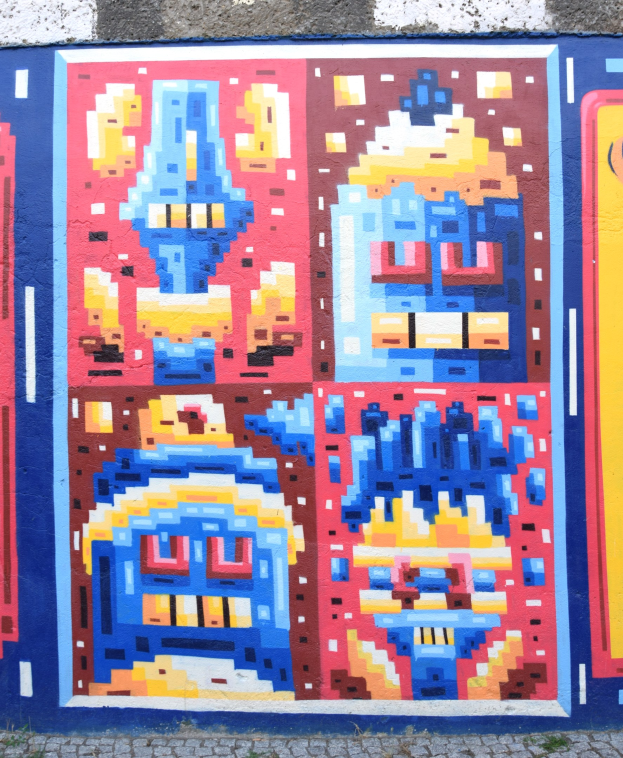 Ein leuchtendes, buntes Wandgemälde, das die Seite eines Gebäudes in Berlin, Deutschland, bedeckt.