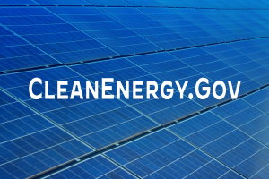 Ein blaues Solarpaneel mit dem weißen Text "Clean Energy Gov" in der Mitte, angeordnet in einem Gittermuster.