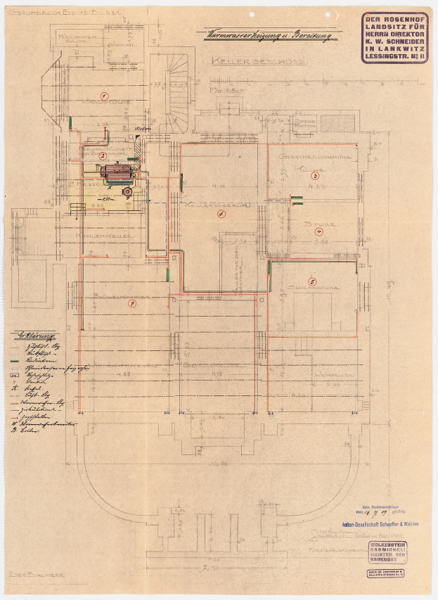 Ein detaillierter architektonischer Grundriss des Rosenhof-Krankenhauses in Hamburg, Deutschland, mit einem Gebäude mit zahlreichen Kabeln und Text, der den Aufbau einschließlich Räumen, Fluren und anderen Merkmalen beschreibt.