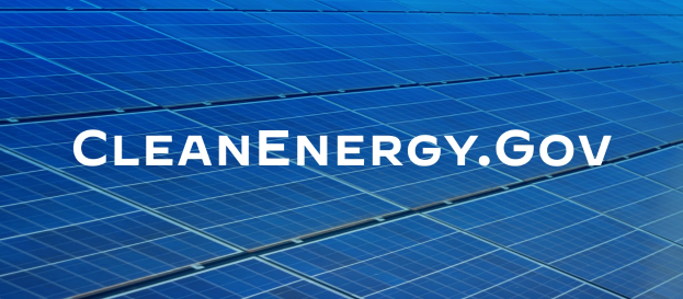 Ein blaues Solarpaneel mit dem weißen Text "Clean Energy Gov" in der Mitte, angeordnet in einem Gittermuster.